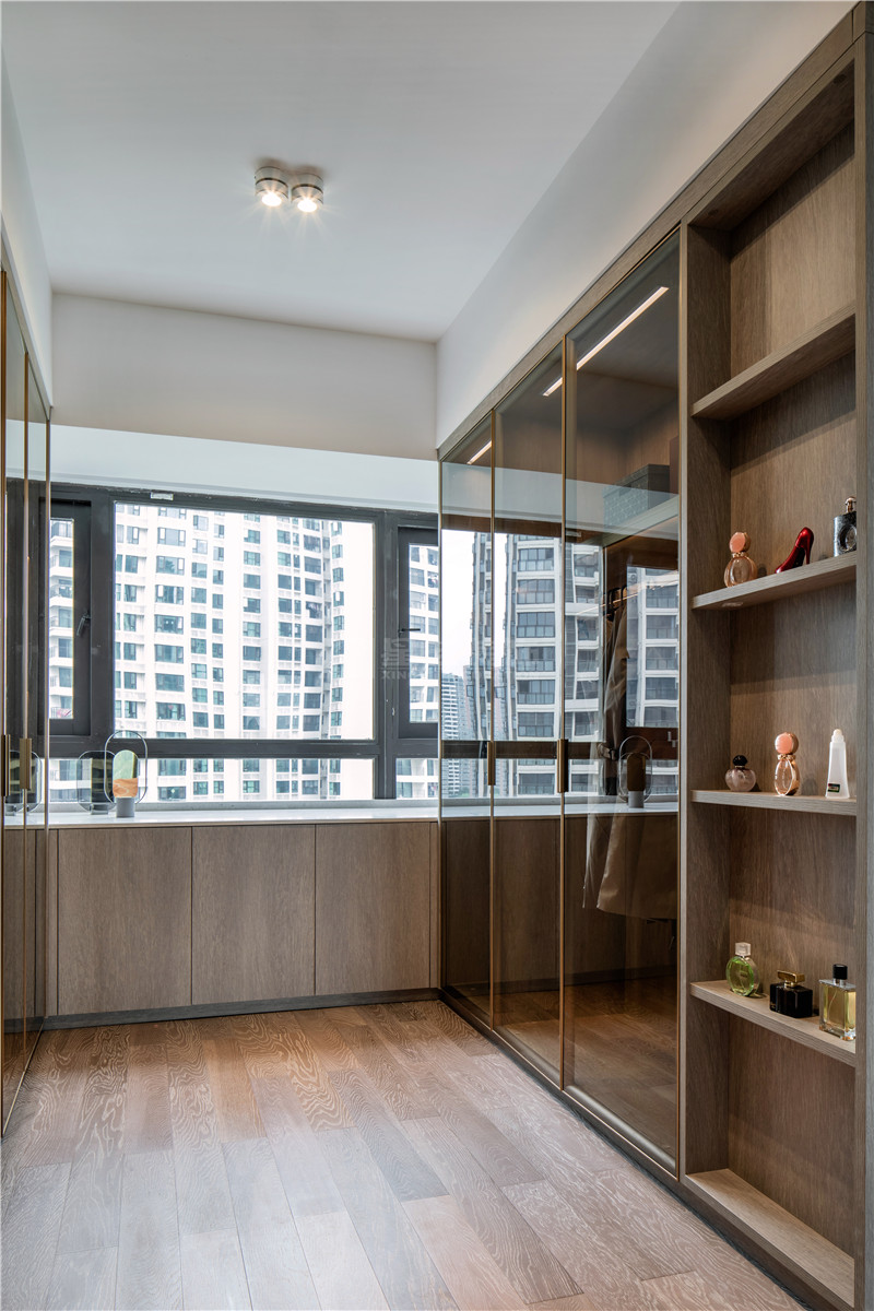 華發(fā)國賓壹號120平衣帽間裝修實景圖