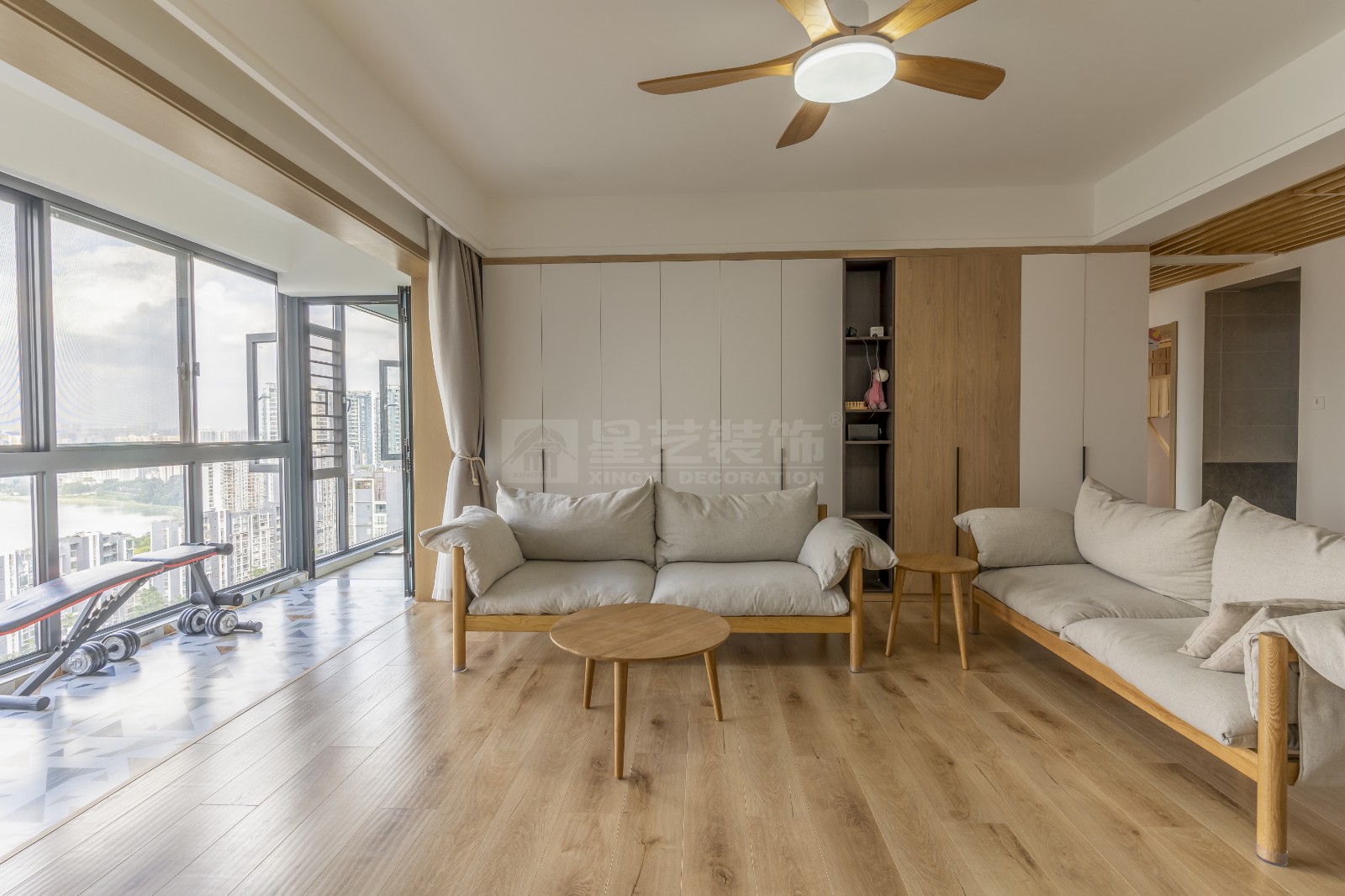 半島半山180平客廳裝修實(shí)景圖