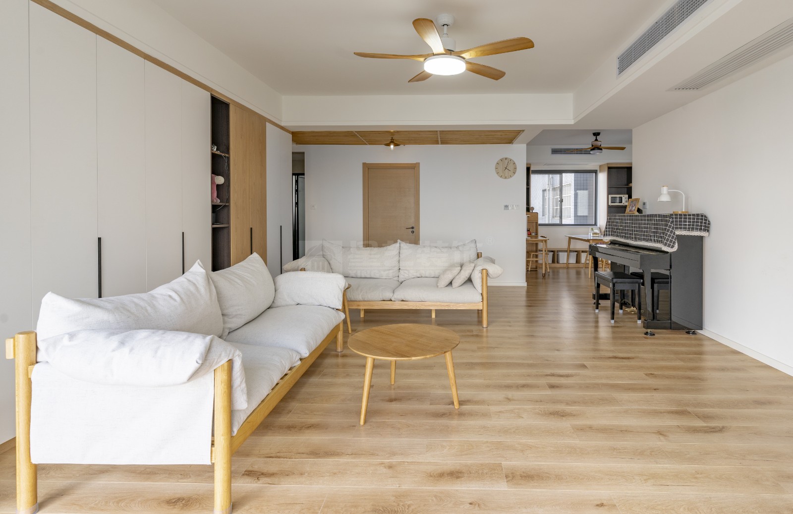 半島半山180平客廳裝修實(shí)景圖