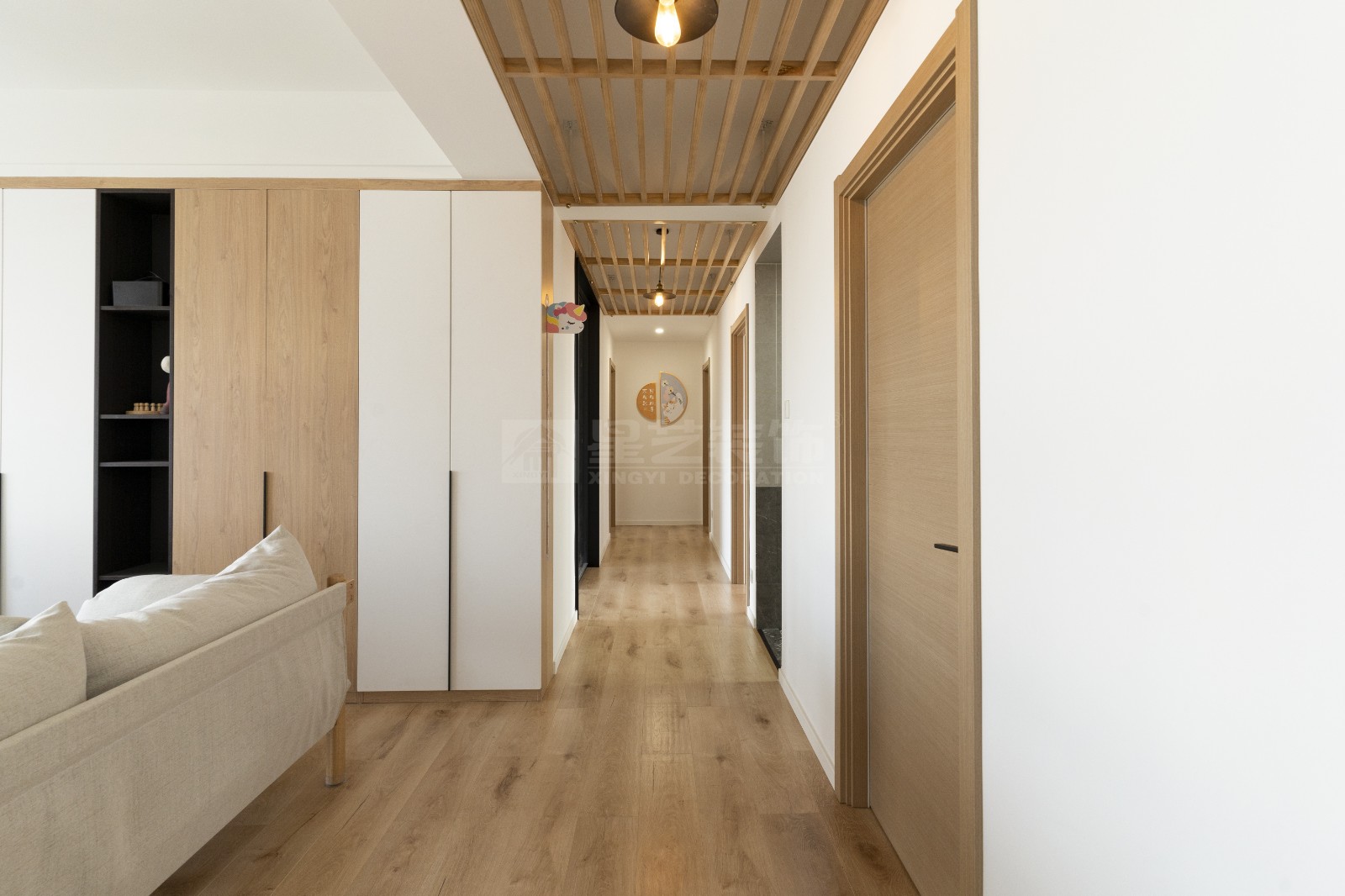 半島半山180平過(guò)道裝修實(shí)景圖