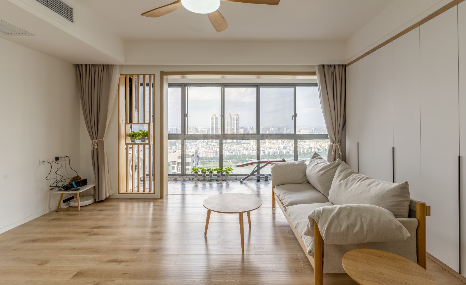 半島半山180平客廳裝修實(shí)景圖