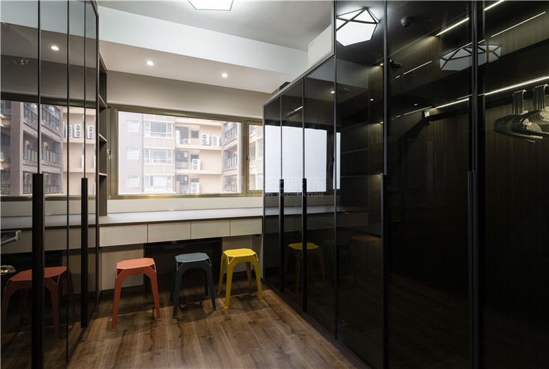 霖峰壹號142平衣帽間裝修實景圖