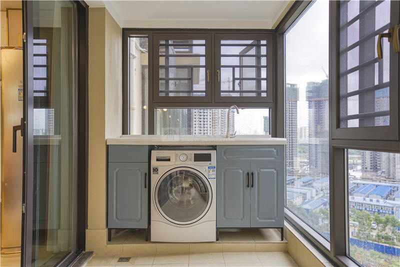 保利翎峰臺(tái)150平陽(yáng)臺(tái)裝修實(shí)景圖