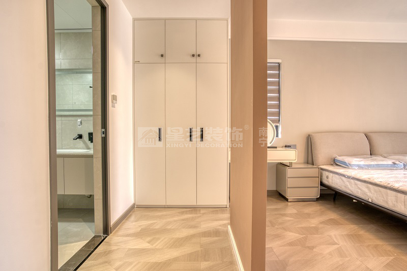 華潤西園149平現(xiàn)代風(fēng)格衣帽間裝修實(shí)景