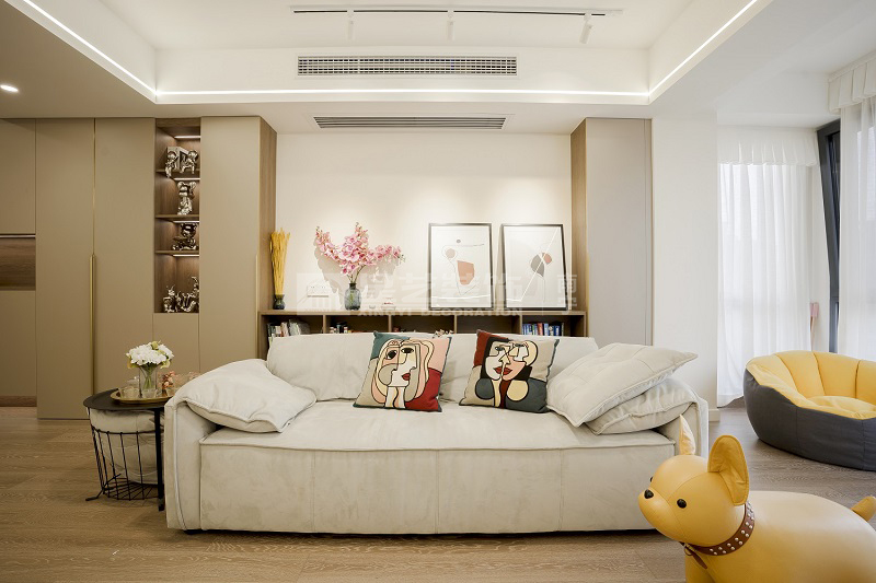 德澤苑130平奶油風(fēng)客廳實景