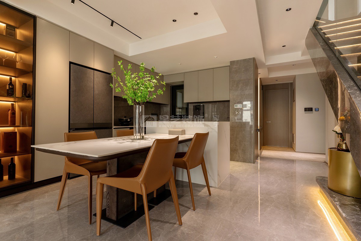 唐樾青山240平現(xiàn)代風(fēng)格餐廳裝修實(shí)景