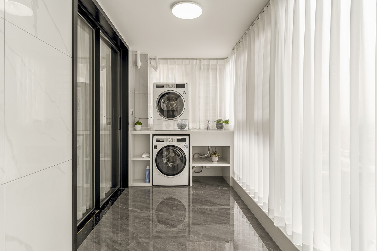 唐樾青山143平現(xiàn)代簡約陽臺裝修實景