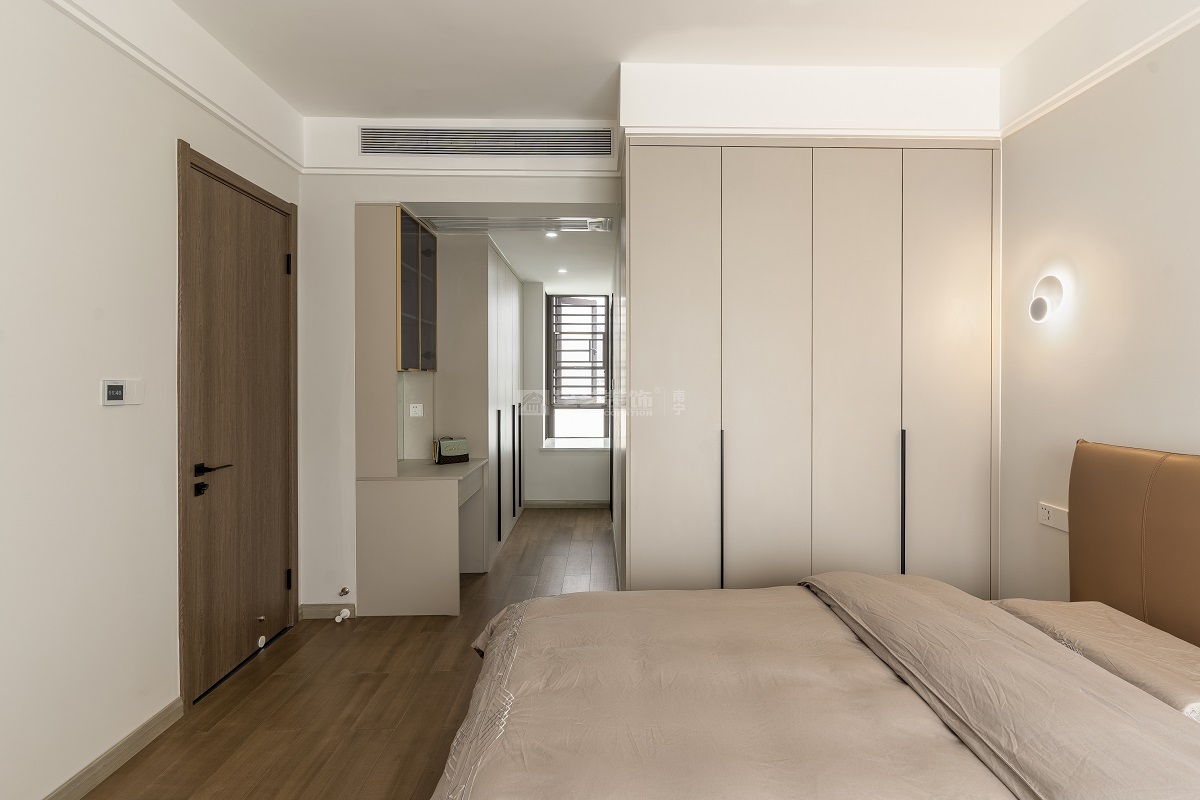 唐樾青山143平現(xiàn)代簡約臥室裝修實景