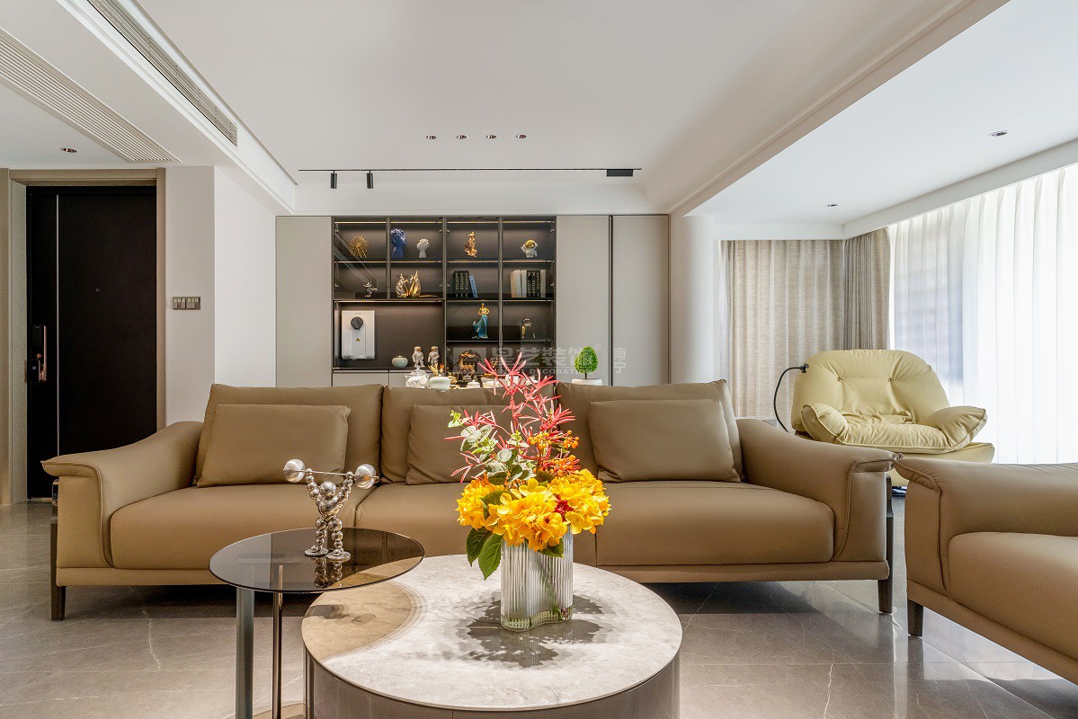 保利天悅臺(tái)129平現(xiàn)代簡約風(fēng)格客廳裝修實(shí)景