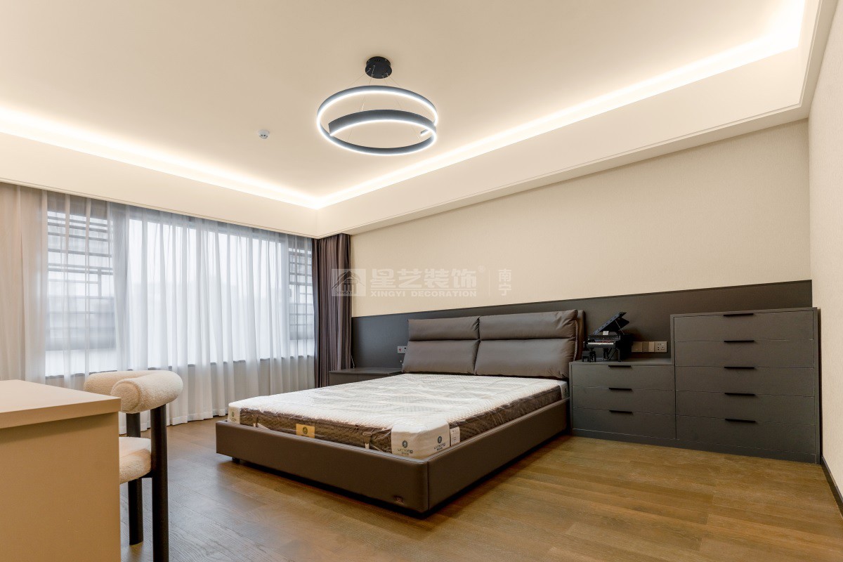 萬科云望223平現(xiàn)代極簡(jiǎn)臥室實(shí)景裝修