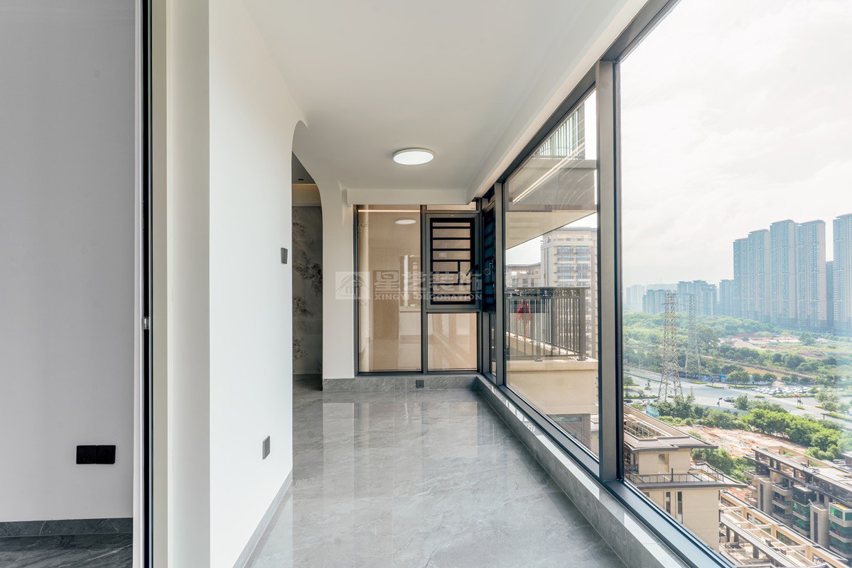 建發(fā)央璽129平現(xiàn)代奶油風(fēng)陽臺裝修實景