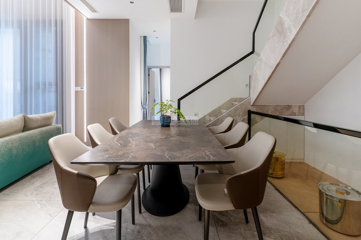 云星錢隆江景165平現(xiàn)代風格餐廳裝修實景