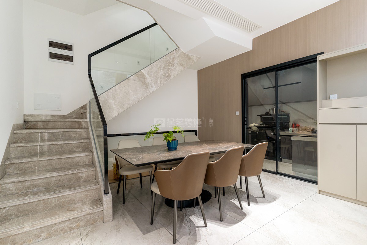 云星錢隆江景165平現(xiàn)代風格餐廳裝修實景