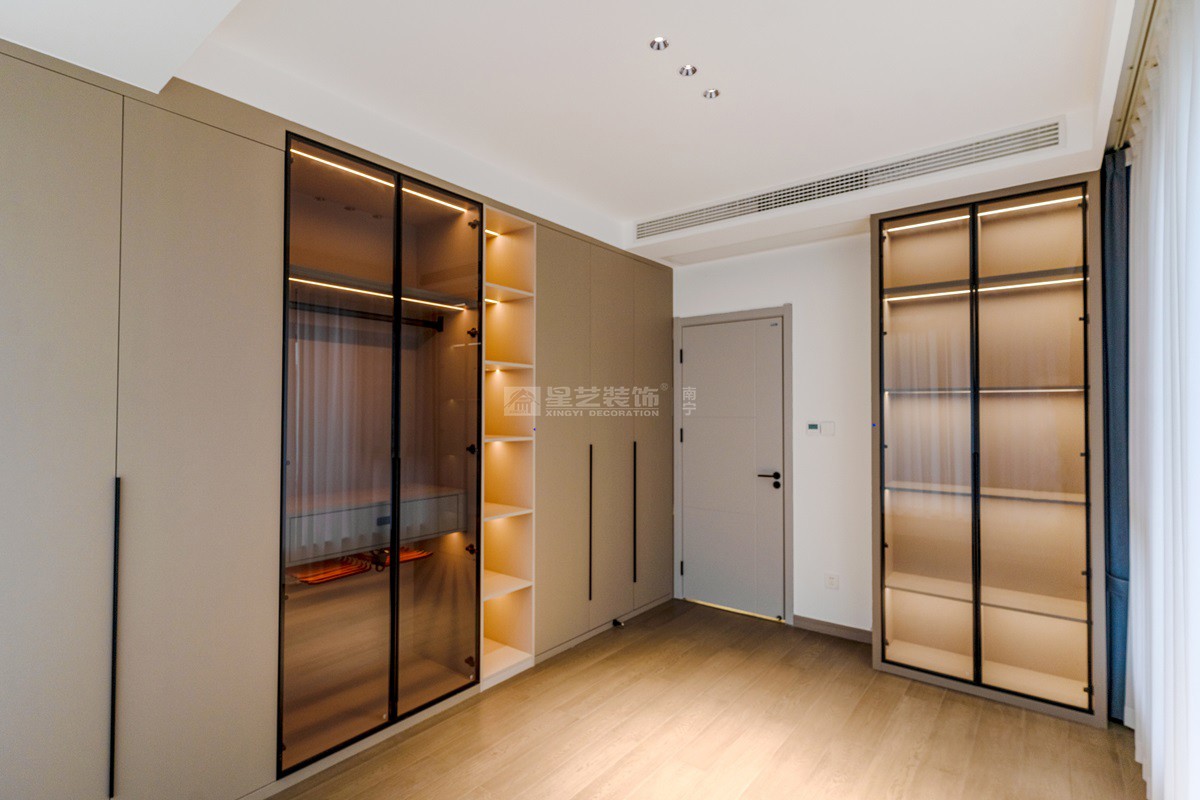 云星錢隆江景165平現(xiàn)代風格衣帽間裝修實景