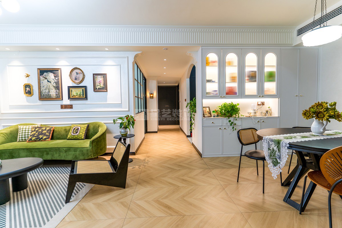 彰泰濱江學(xué)府118平輕法式客廳裝修實景