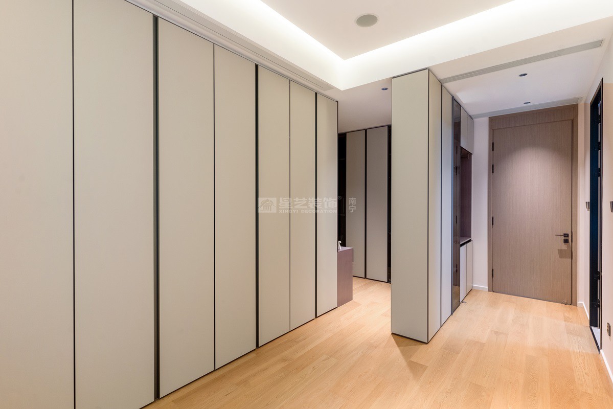 美泉1612 230平現(xiàn)代風(fēng)格衣帽間裝修實景