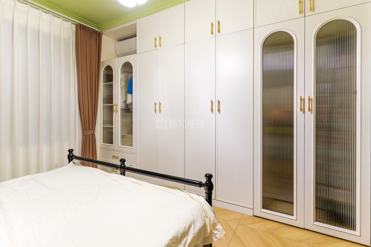 彰泰濱江學(xué)府118平輕法式臥室裝修實景