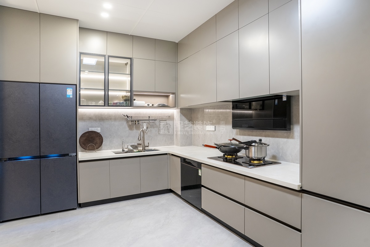 美泉1612 230平現(xiàn)代輕奢廚房裝修實(shí)景