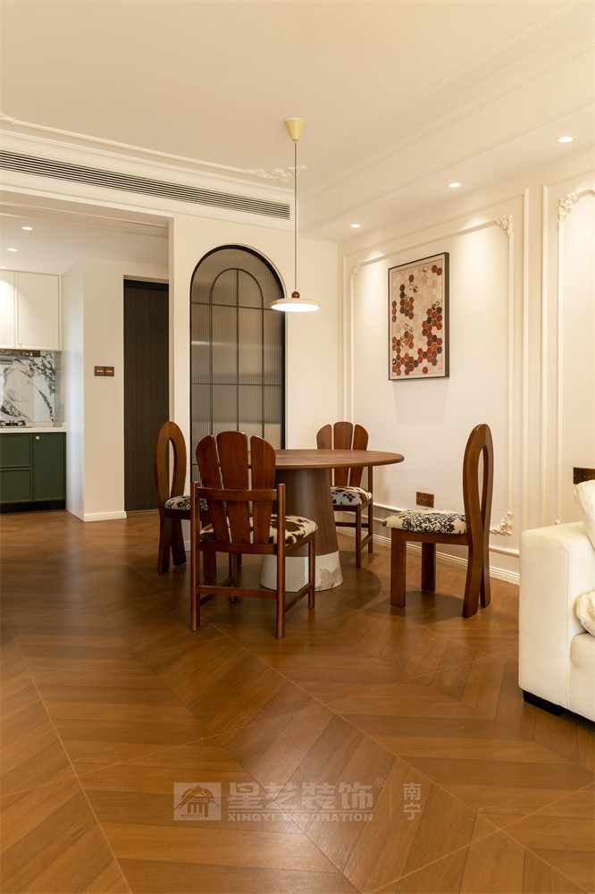 星海銀沙100平中古風(fēng)餐廳裝修實景