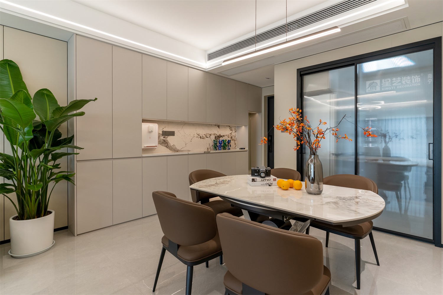 華潤(rùn)西園悅府118平現(xiàn)代簡(jiǎn)約餐廳裝修完工實(shí)景圖