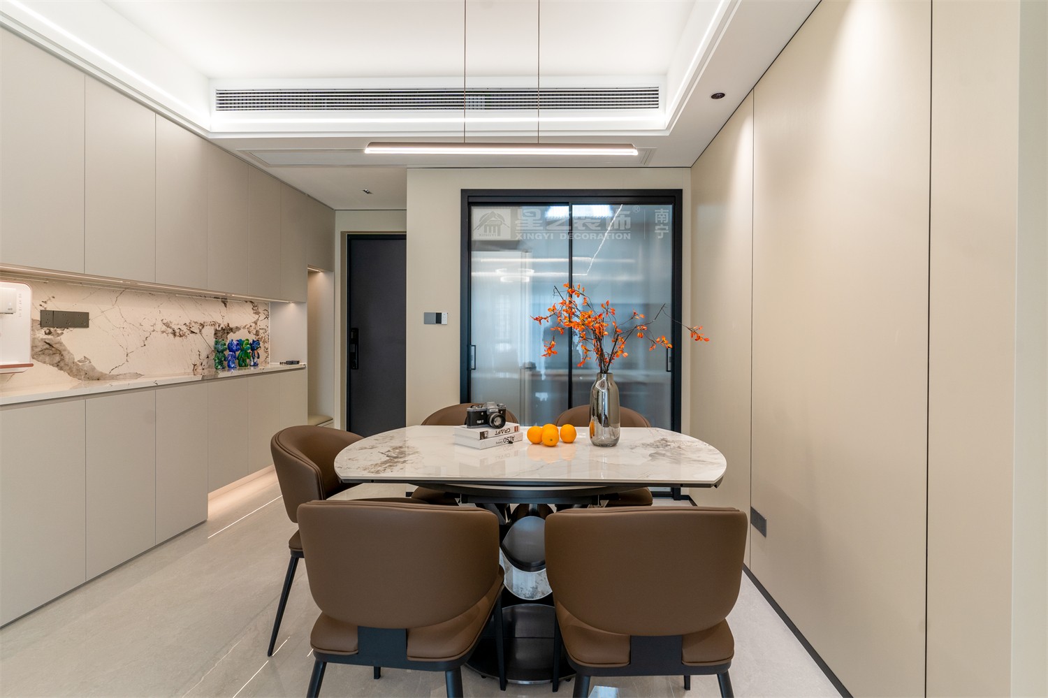 華潤(rùn)西園悅府118平現(xiàn)代簡(jiǎn)約餐廳裝修完工實(shí)景圖