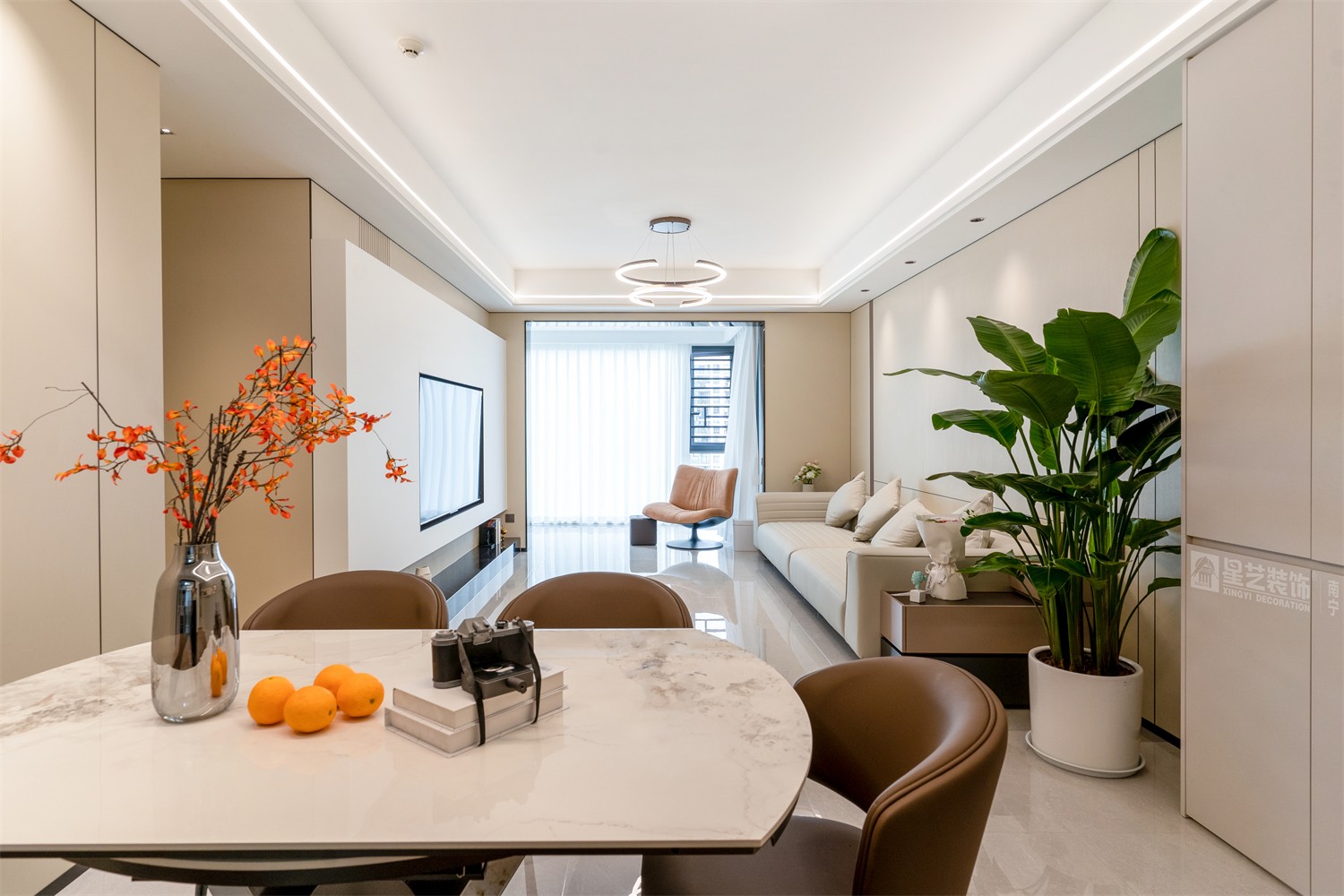 華潤(rùn)西園悅府118平現(xiàn)代簡(jiǎn)約客廳裝修完工實(shí)景圖