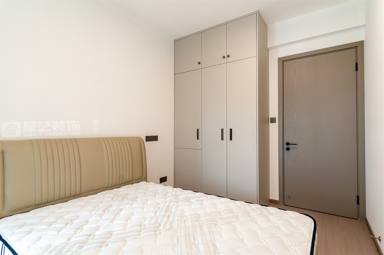 華潤(rùn)西園悅府118平現(xiàn)代簡(jiǎn)約臥室裝修完工實(shí)景圖