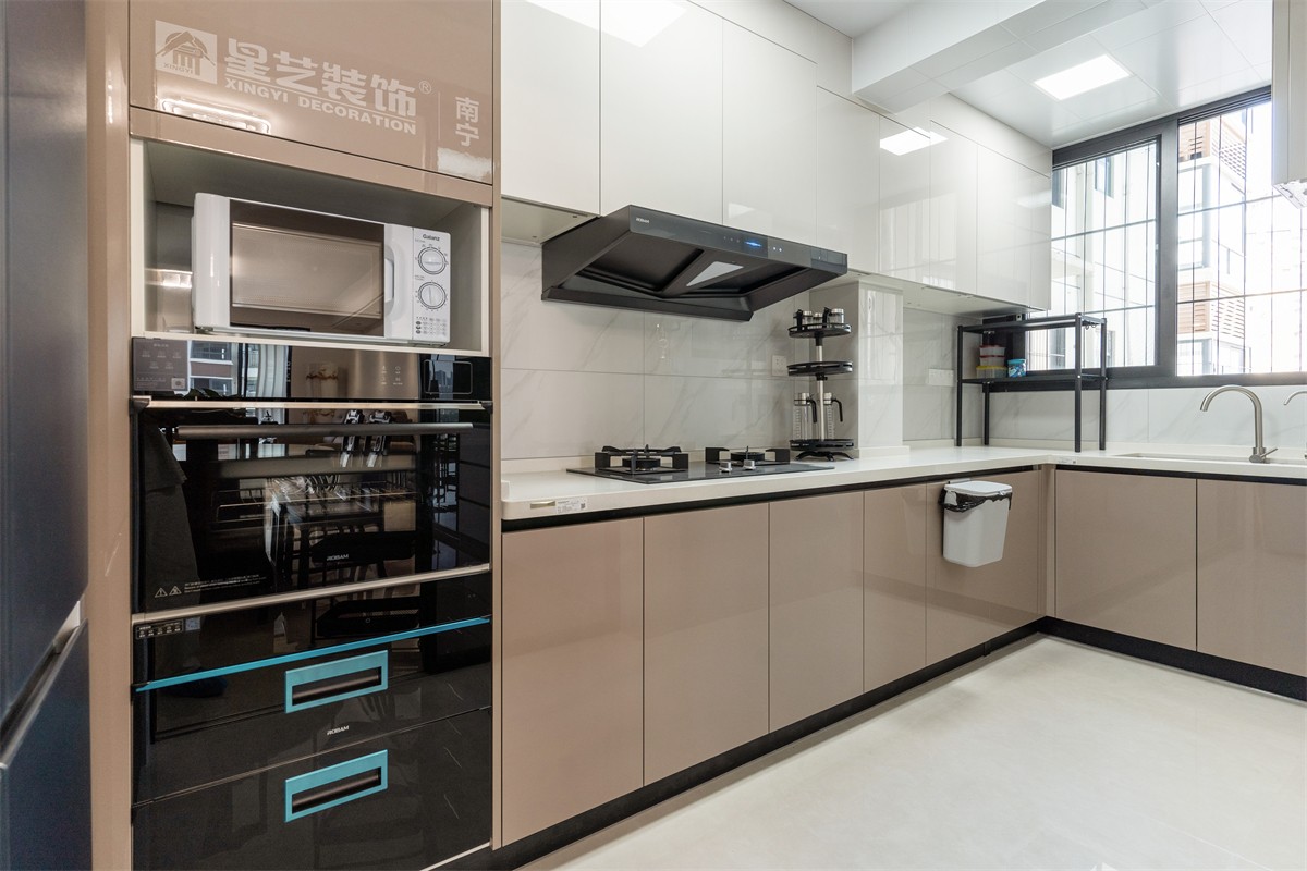 津頭小區(qū)140平原木風(fēng)廚房完工實景圖