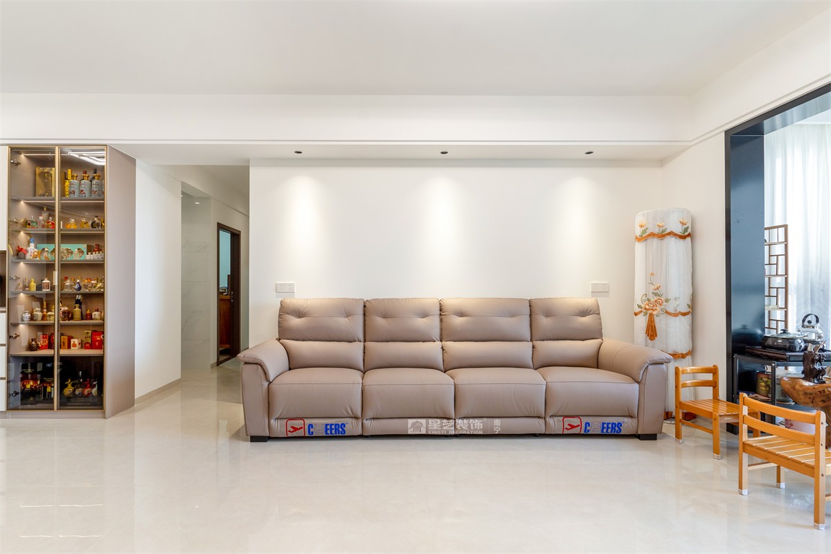 津頭小區(qū)140平原木風(fēng)客廳完工實景圖