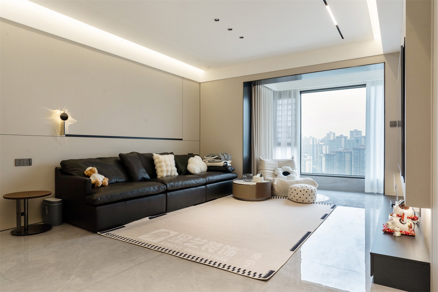 軌道御璽君臨灣140平客廳裝修完工實(shí)景圖