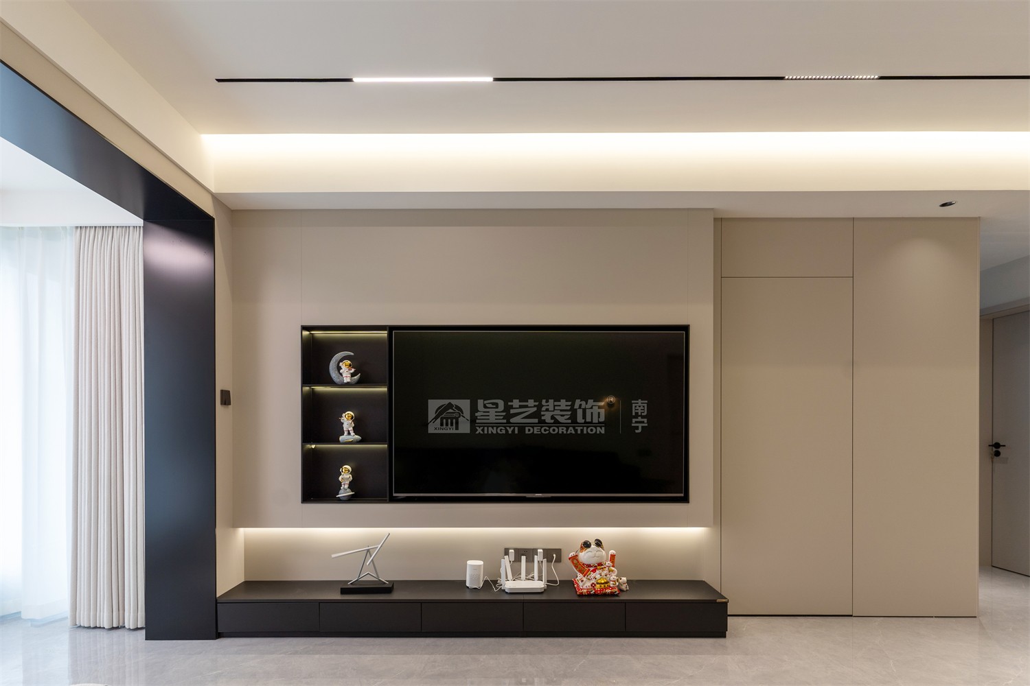 軌道御璽君臨灣140平客廳裝修完工實(shí)景圖