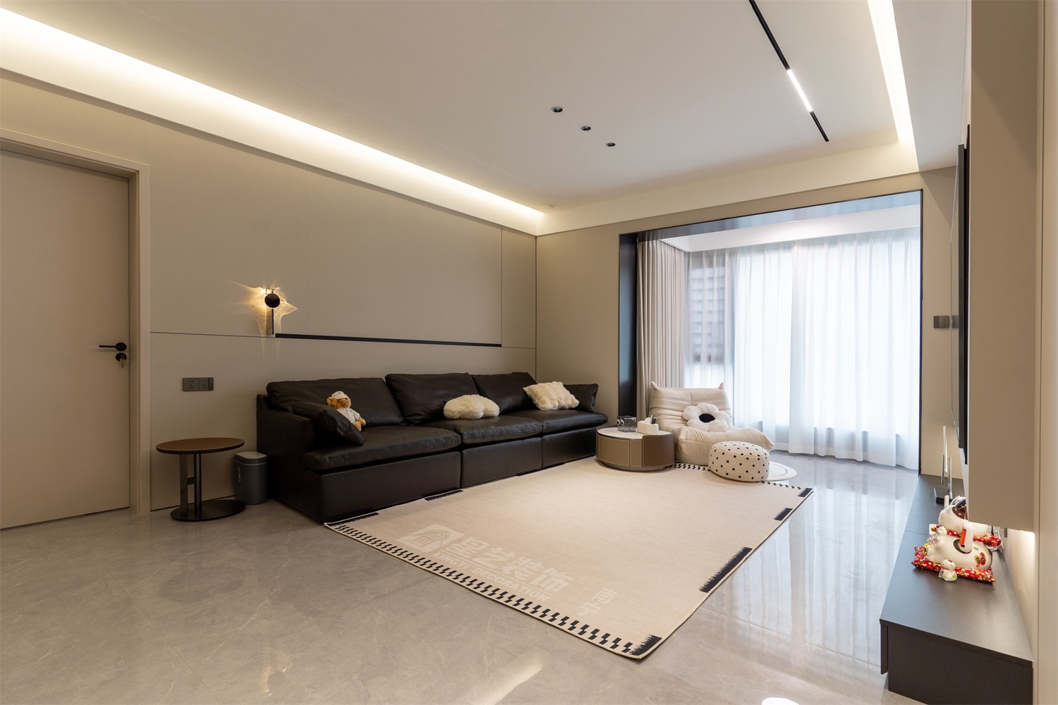 軌道御璽君臨灣140平客廳裝修完工實(shí)景圖