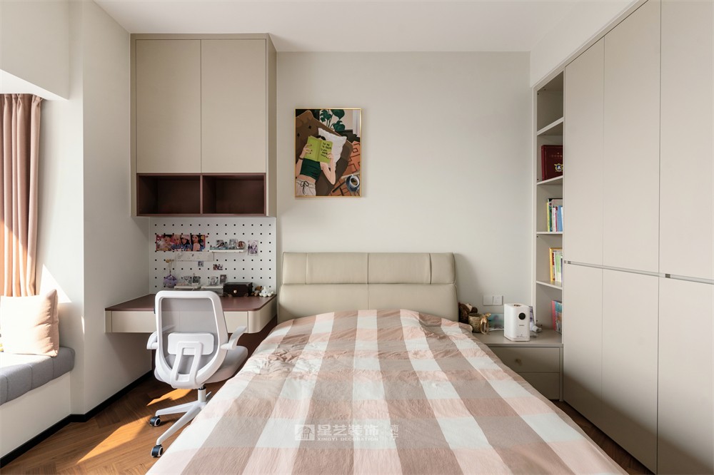 上水灣200平現(xiàn)代原木風臥室裝修完工實景圖