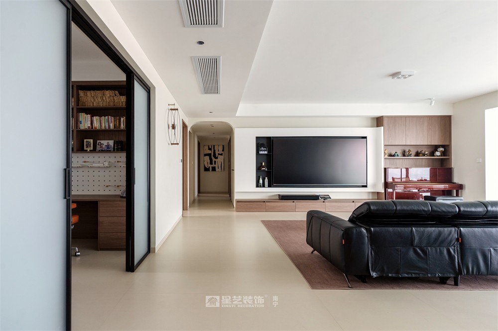 上水灣200平現(xiàn)代原木風客廳裝修完工實景圖