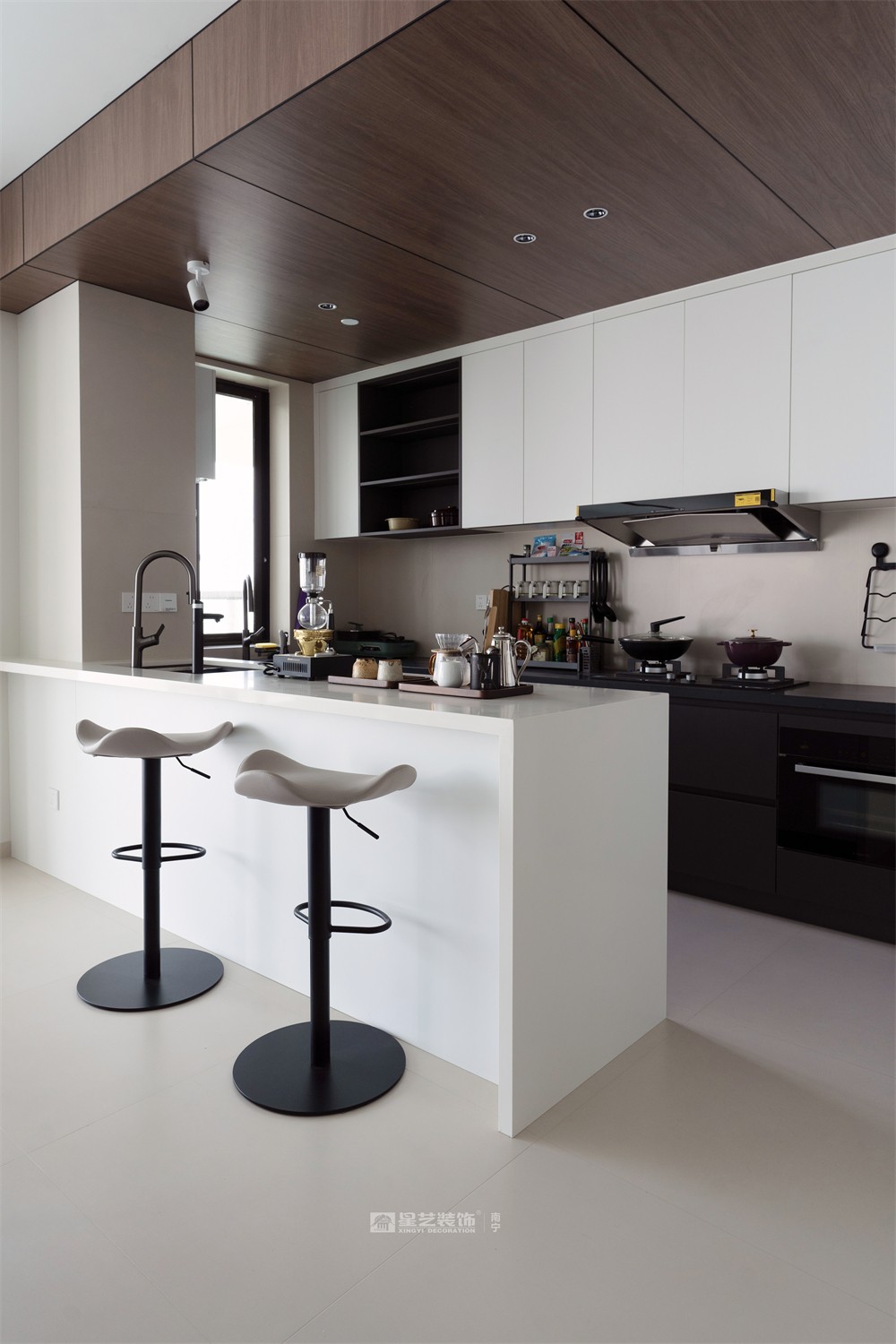 上水灣200平現(xiàn)代原木風廚房裝修完工實景圖