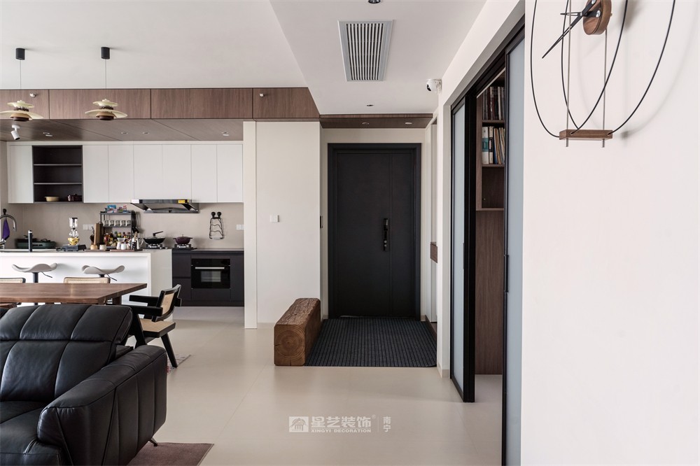 上水灣200平現(xiàn)代原木風入戶裝修完工實景圖