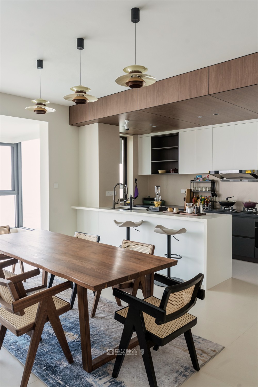 上水灣200平現(xiàn)代原木風餐廳裝修完工實景圖