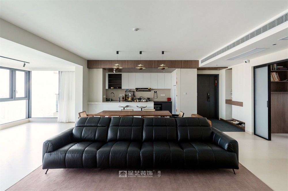 上水灣200平現(xiàn)代原木風客廳裝修完工實景圖