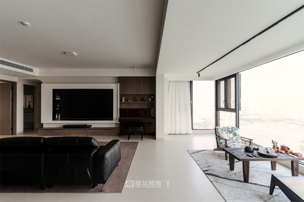 上水灣200平現(xiàn)代原木風陽臺裝修完工實景圖