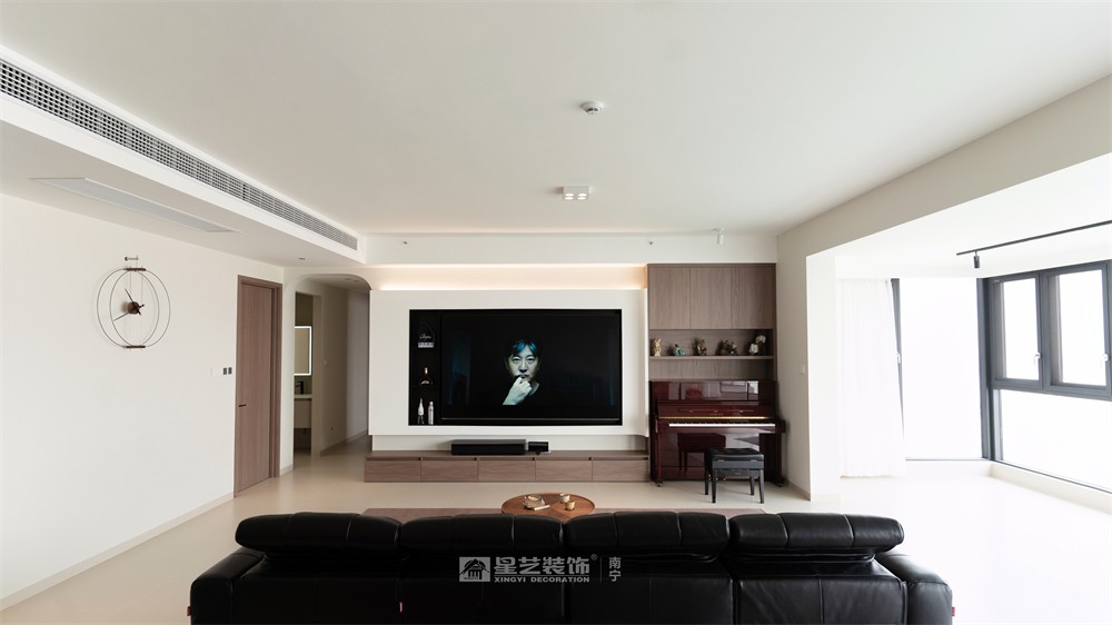 上水灣200平現(xiàn)代原木風客廳裝修完工實景圖