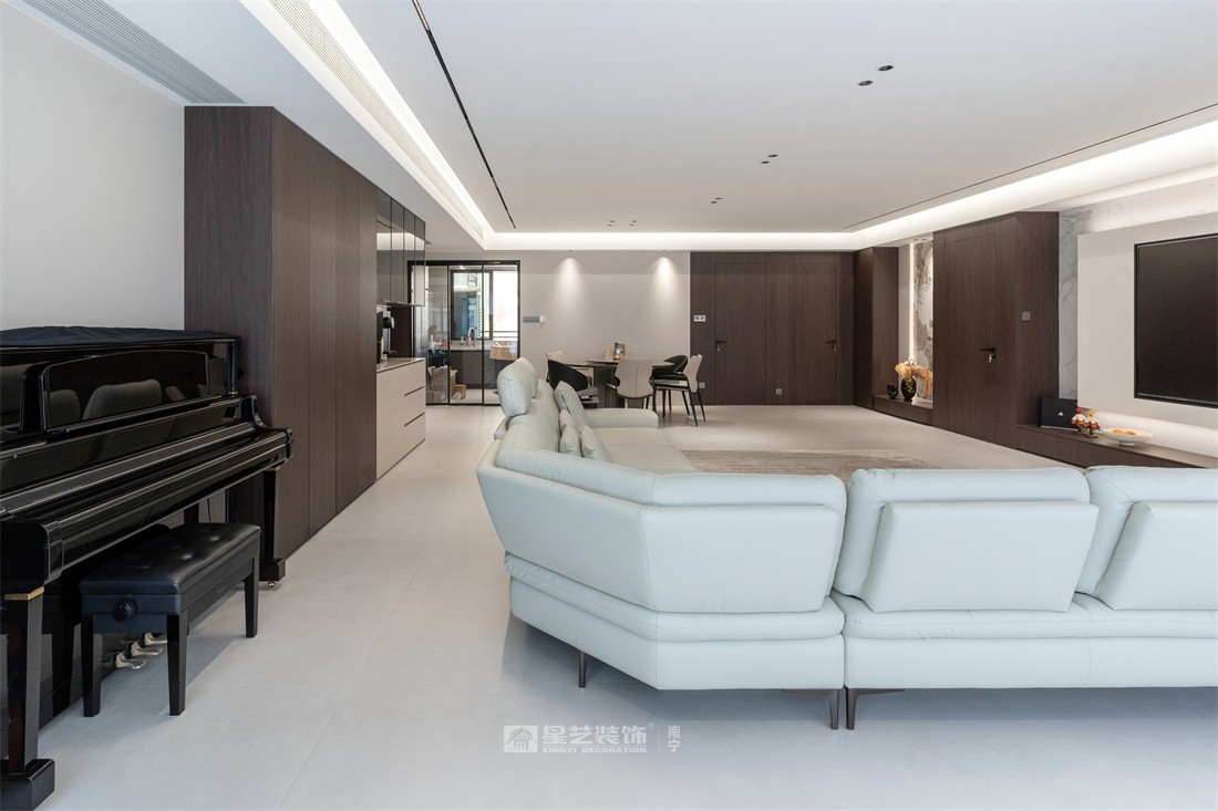 大唐臻觀196平現(xiàn)代簡約客廳裝修完工實景