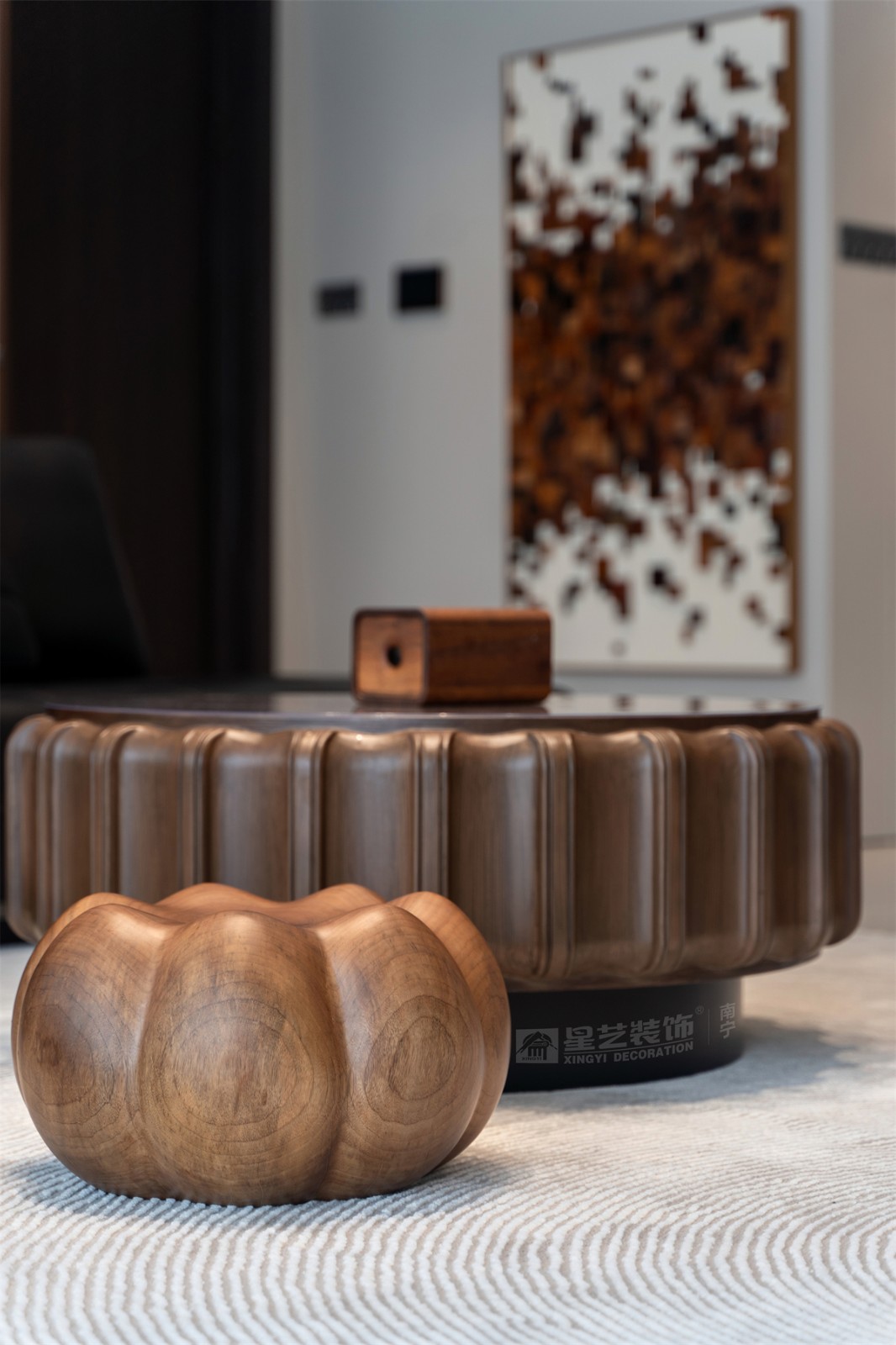 華潤西園潤府143平意式輕奢客廳裝修完工實(shí)景圖