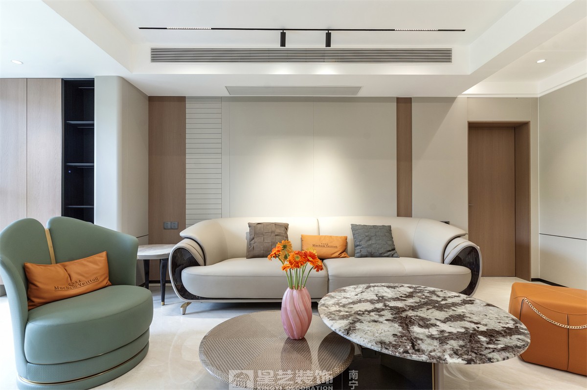 德澤苑220平現(xiàn)代簡(jiǎn)約客廳裝修完工實(shí)景圖