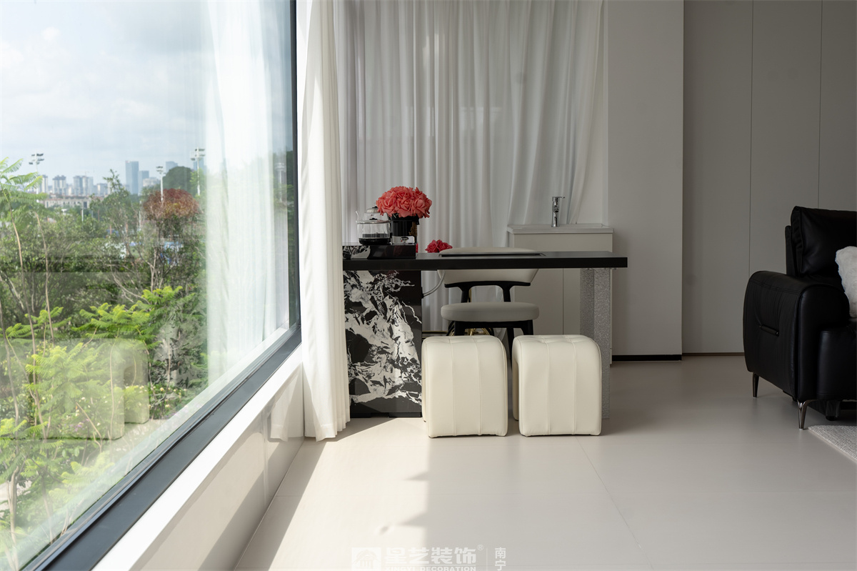 冠江墅169平現(xiàn)代極簡(jiǎn)陽臺(tái)完工裝修實(shí)景圖