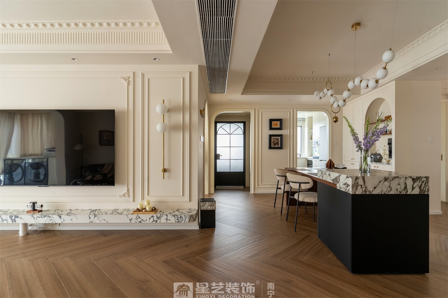 湖畔書院150平法式中古風(fēng)客廳裝修完工實(shí)景圖