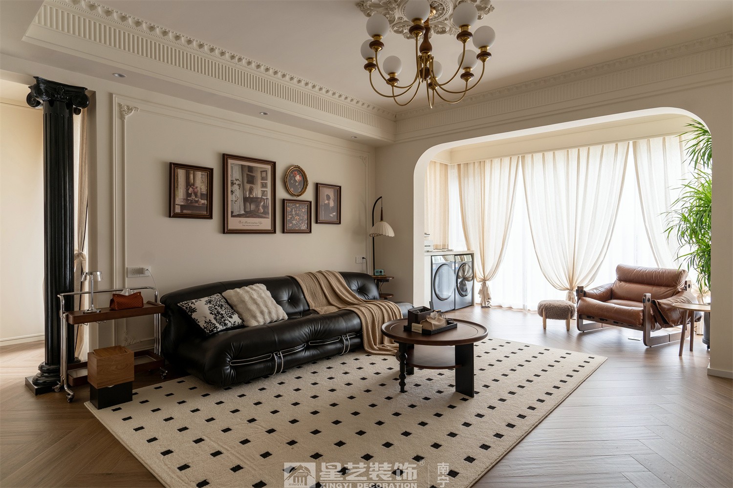 湖畔書院150平法式中古風(fēng)客廳裝修完工實(shí)景圖