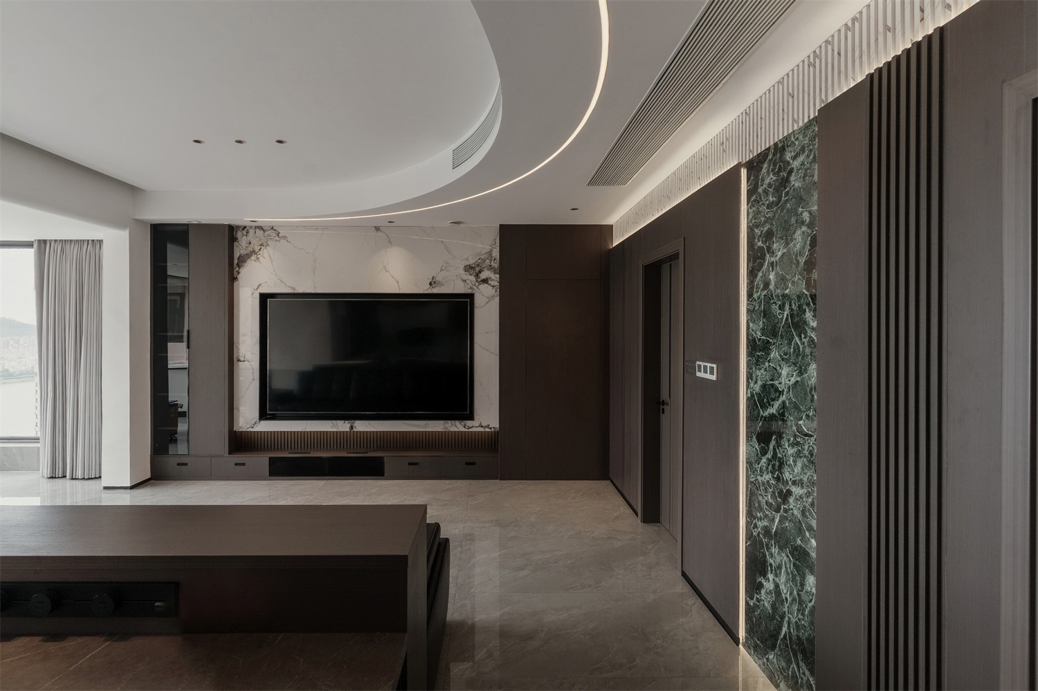 華發(fā)國(guó)賓壹號(hào)140平現(xiàn)代輕奢客廳裝修完工實(shí)景圖