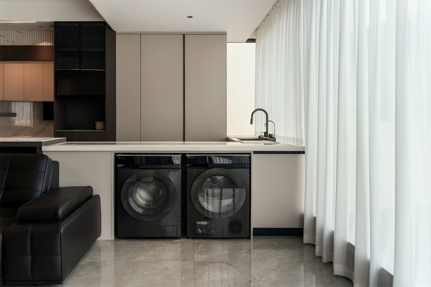 華發(fā)國(guó)賓壹號(hào)140平現(xiàn)代輕奢陽臺(tái)裝修完工實(shí)景圖