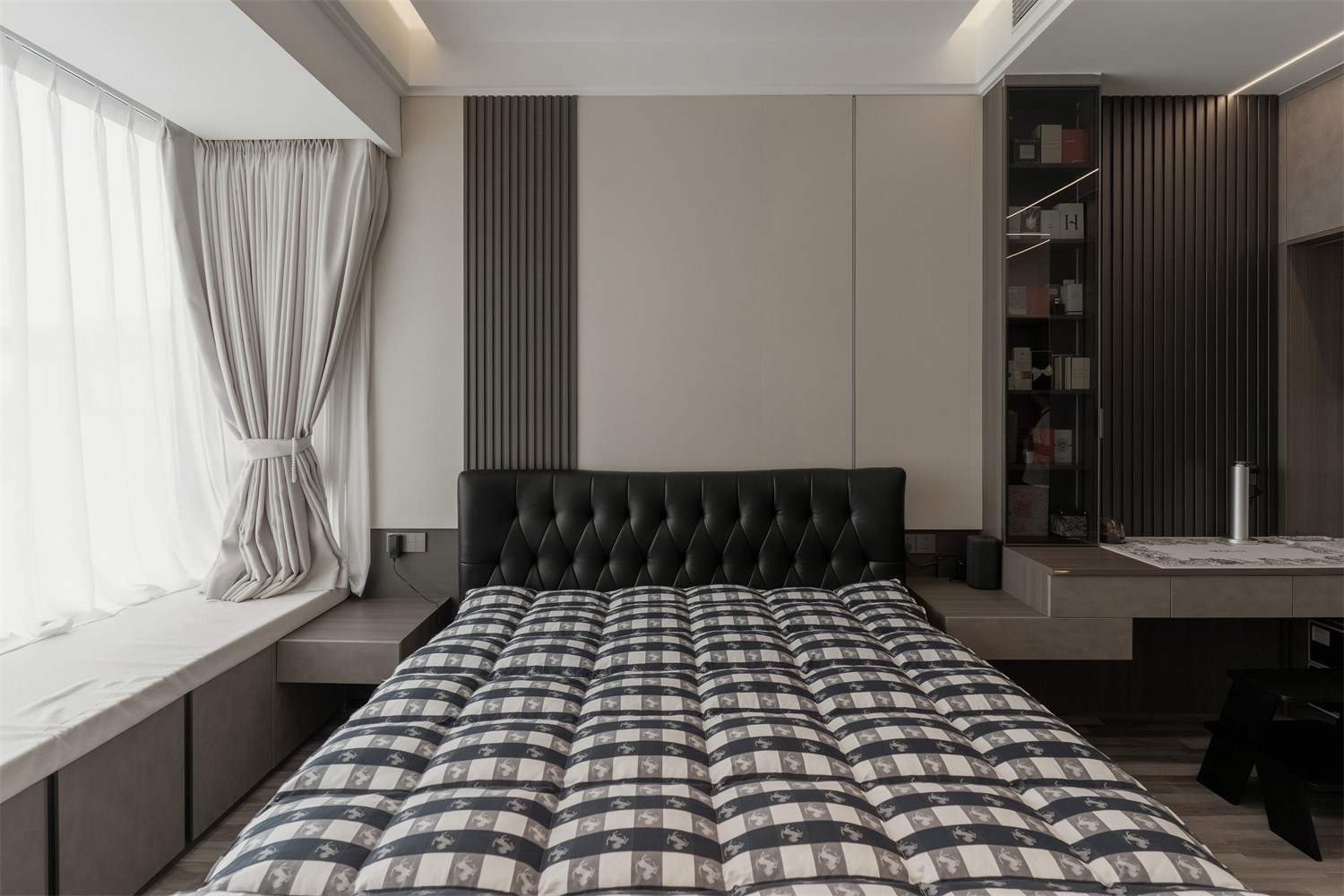 華發(fā)國(guó)賓壹號(hào)140平現(xiàn)代輕奢臥室裝修完工實(shí)景圖