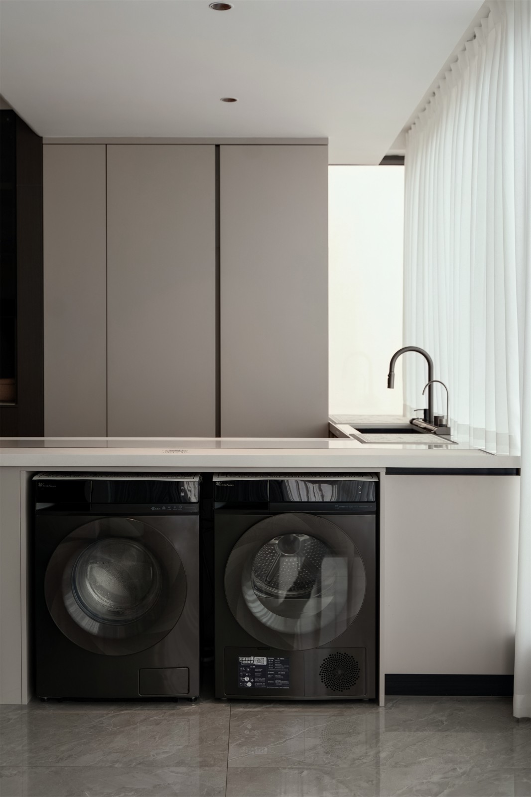 華發(fā)國(guó)賓壹號(hào)140平現(xiàn)代輕奢陽臺(tái)裝修完工實(shí)景圖